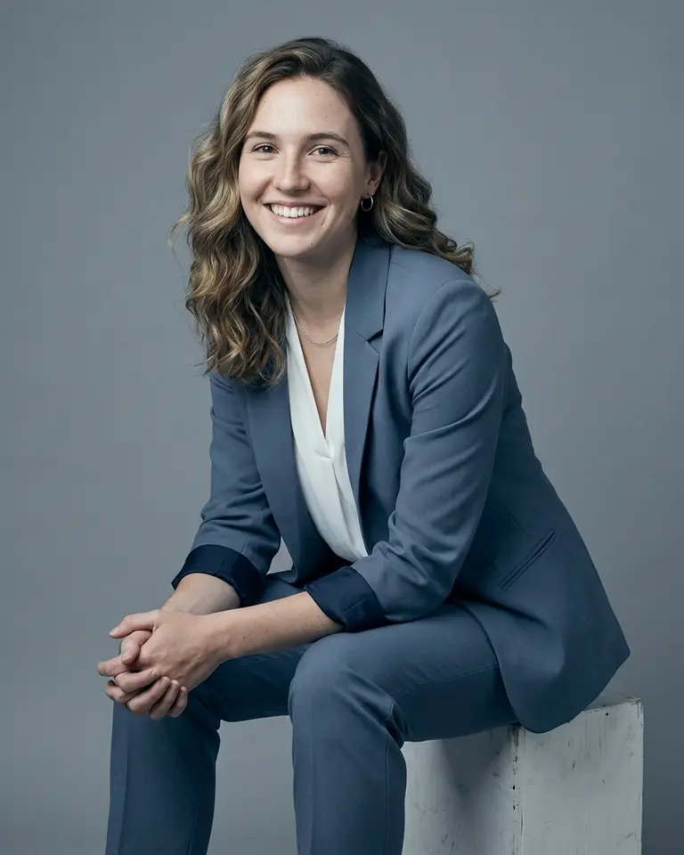 LinkedIn Headshot Guide: Profile Photo Tips, Crop, and Background Ideas hero image 2